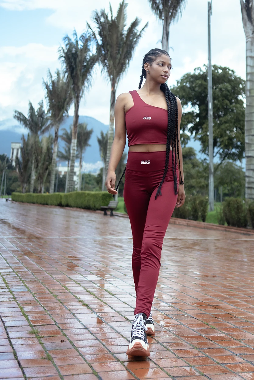 Conjunto Deportivo Vinotinto Crop Top Cruzado & Leggings - Imagen 3