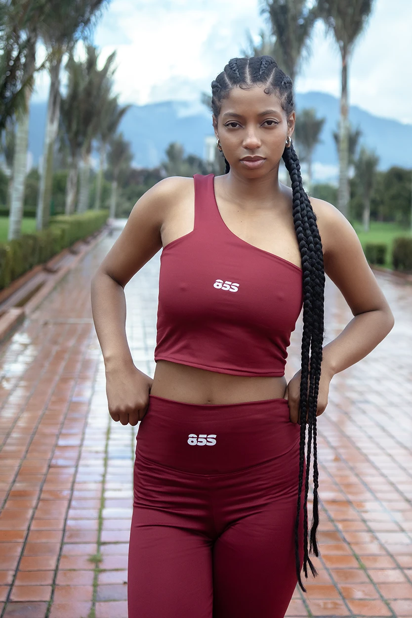 Conjunto Deportivo Vinotinto Crop Top Cruzado & Leggings - Imagen 5