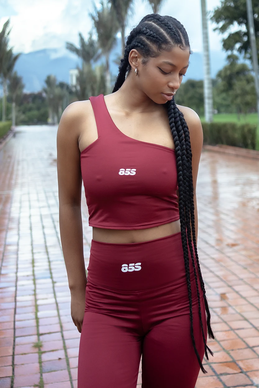 Conjunto Deportivo Vinotinto Crop Top Cruzado & Leggings - Imagen 6