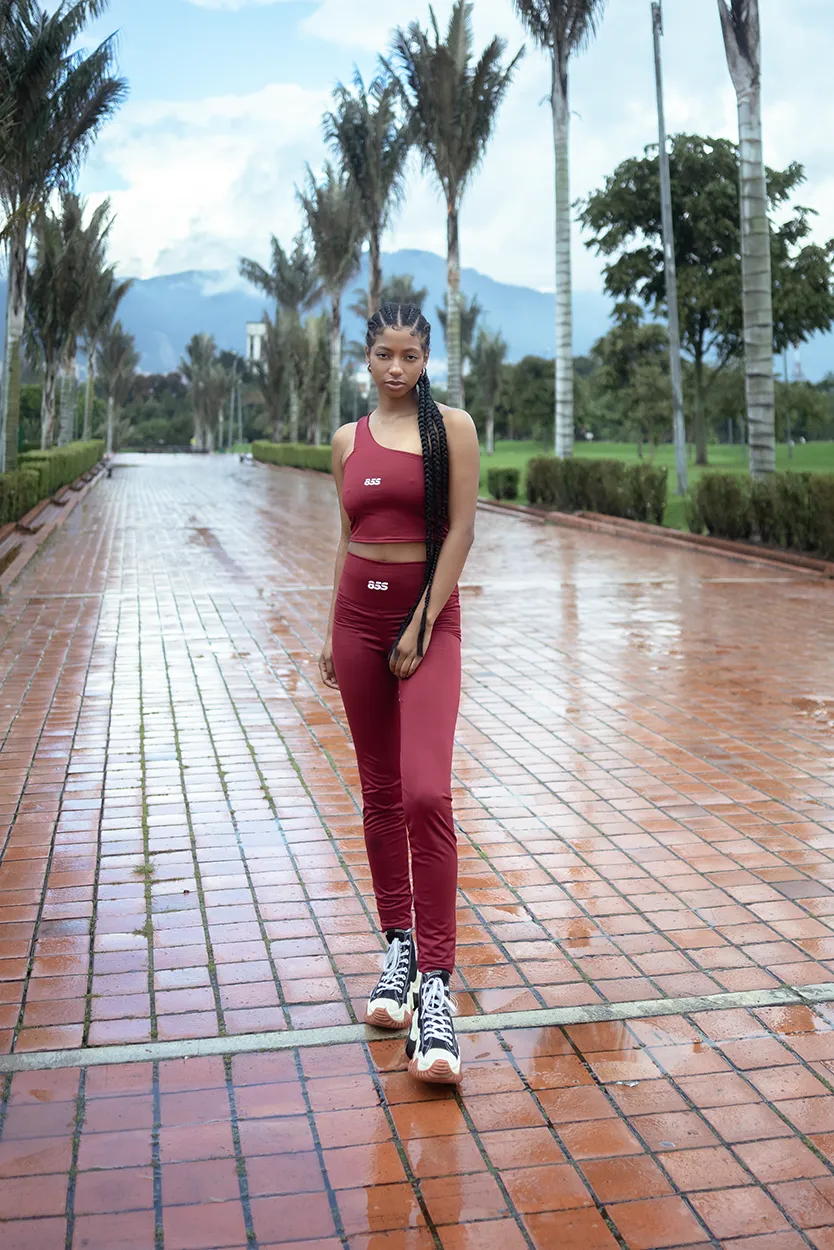 Conjunto Deportivo Vinotinto Crop Top Cruzado & Leggings - Imagen 7