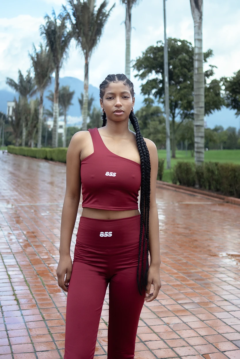 Conjunto Deportivo Vinotinto Crop Top Cruzado & Leggings - Imagen 8