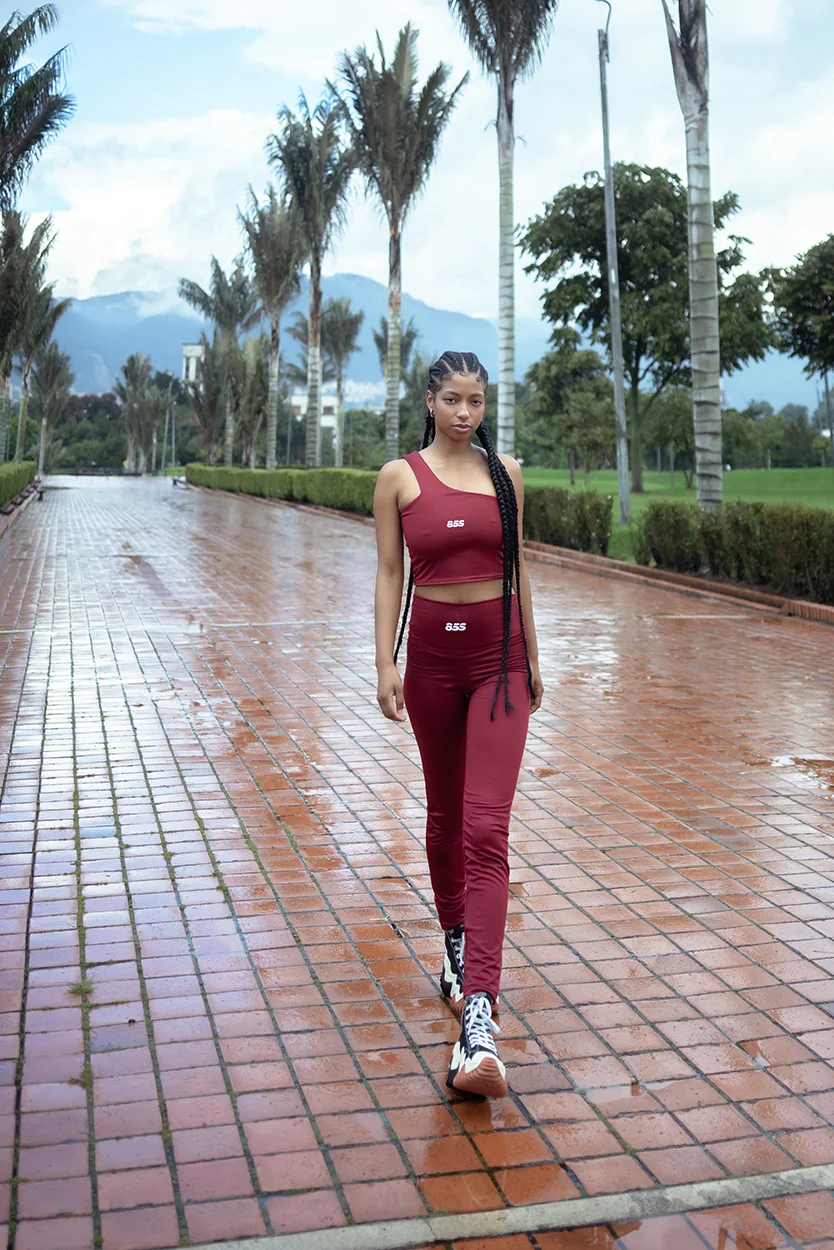 Conjunto Deportivo Vinotinto Crop Top Cruzado & Leggings - Imagen 10