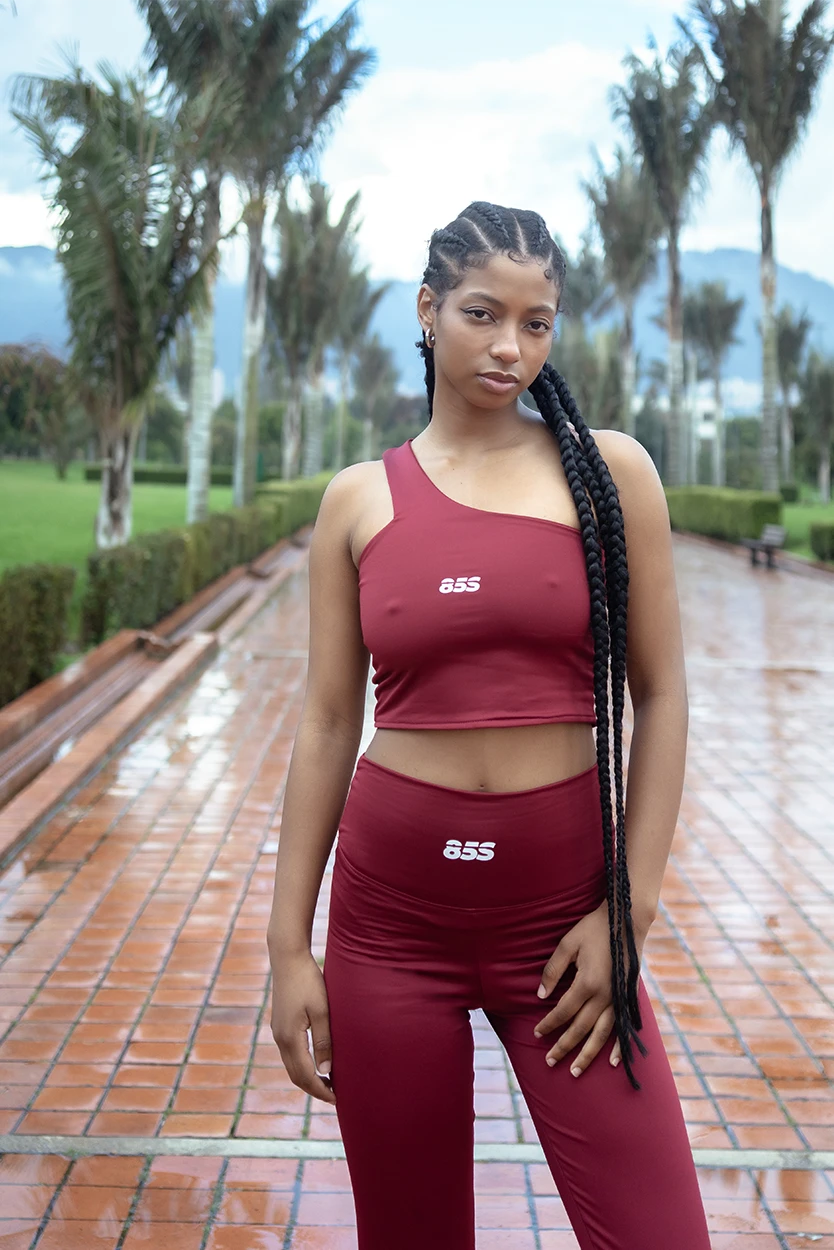 Conjunto Deportivo Vinotinto Crop Top Cruzado & Leggings - Imagen 13